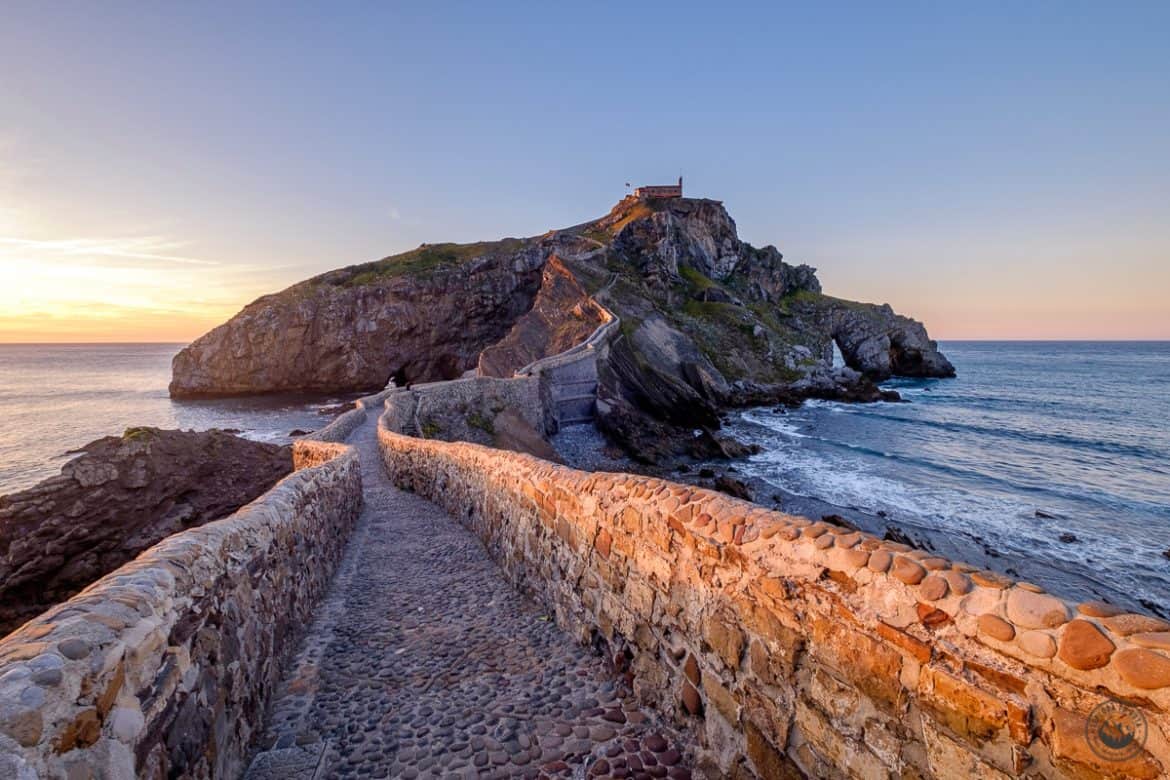Excursión a San Juan de Gaztelugatxe en Donosti al atardecer