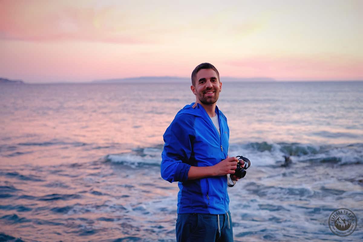 En 2017 ya lucía nuevo look y comenzaba a recuperar la mi fuerza física y mental. Pero la sonrisa siempre se mantenía enorme cuando viajaba. En esta foto en la costa de Cerdeña junto al sonido del mar.