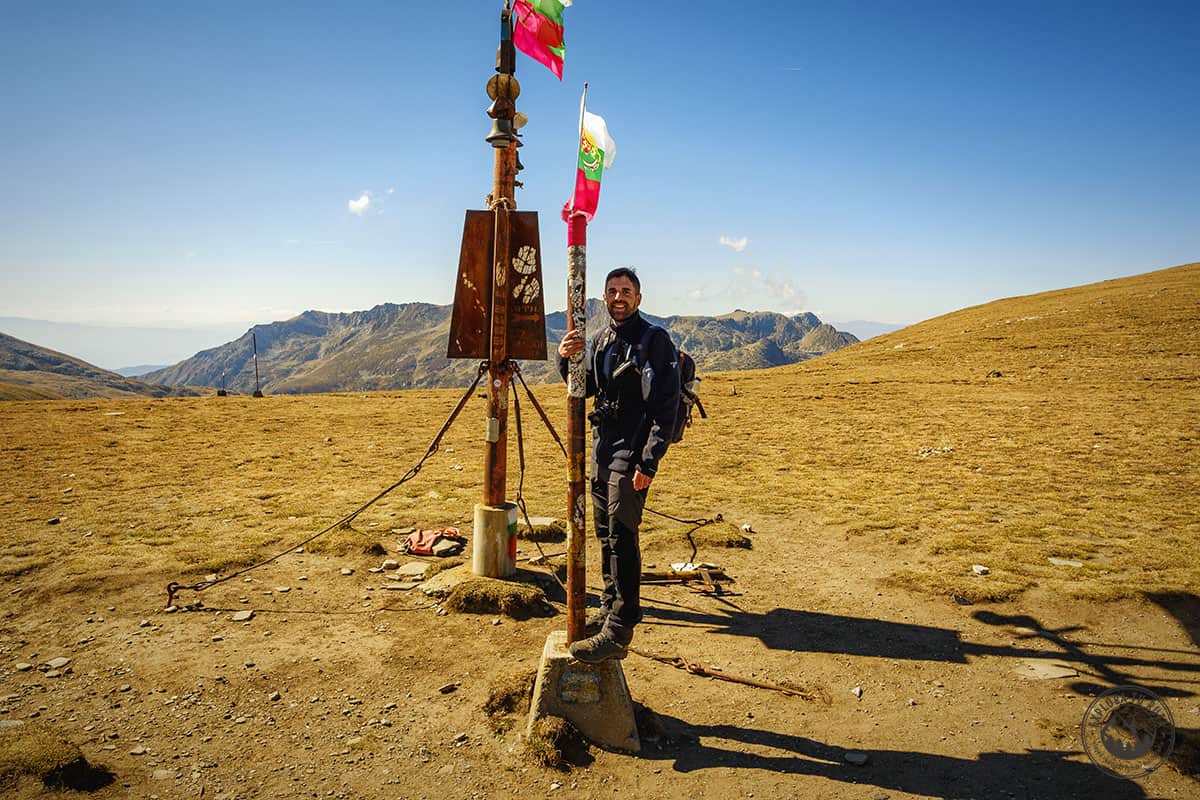 2018 fue el año de mi total recuperación. Aunque tenía pruebas constantemente, cada 2 o 3 meses que me generaban muchísimo miedo. Pero cada viaje me ayudaba a mantener la sonrisa. Aquí en Esta foto es en las cumbres más altas de Bulgaria.