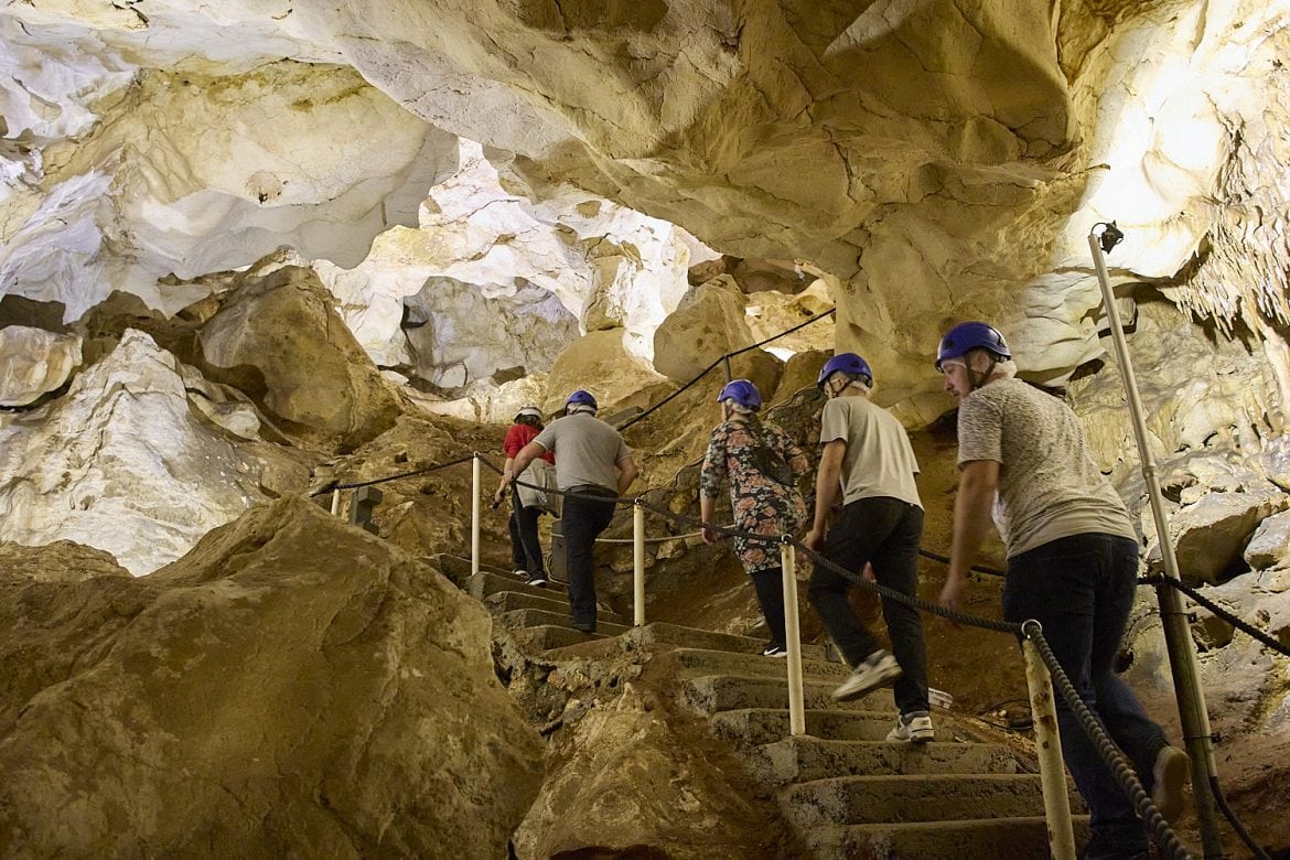Escalera de salida de la Cuerva del Puerto