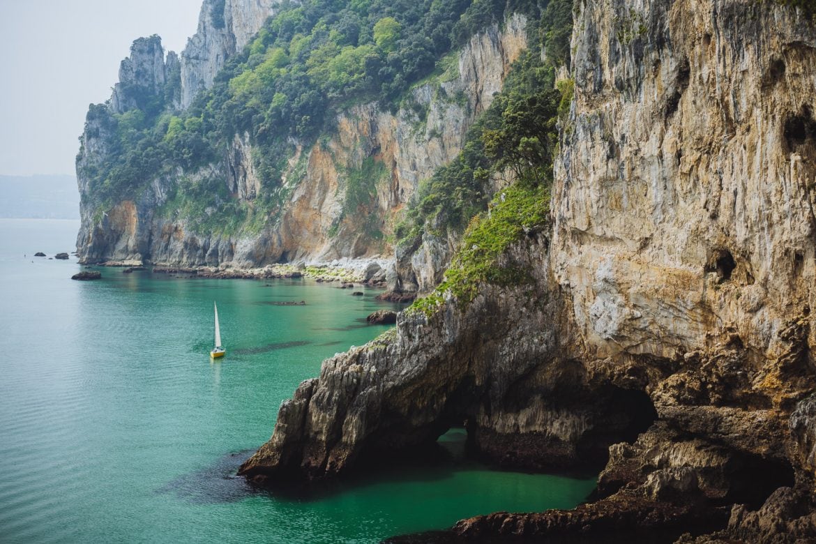 Los espectaculares acantilados de la ruta al Faro del Caballo.