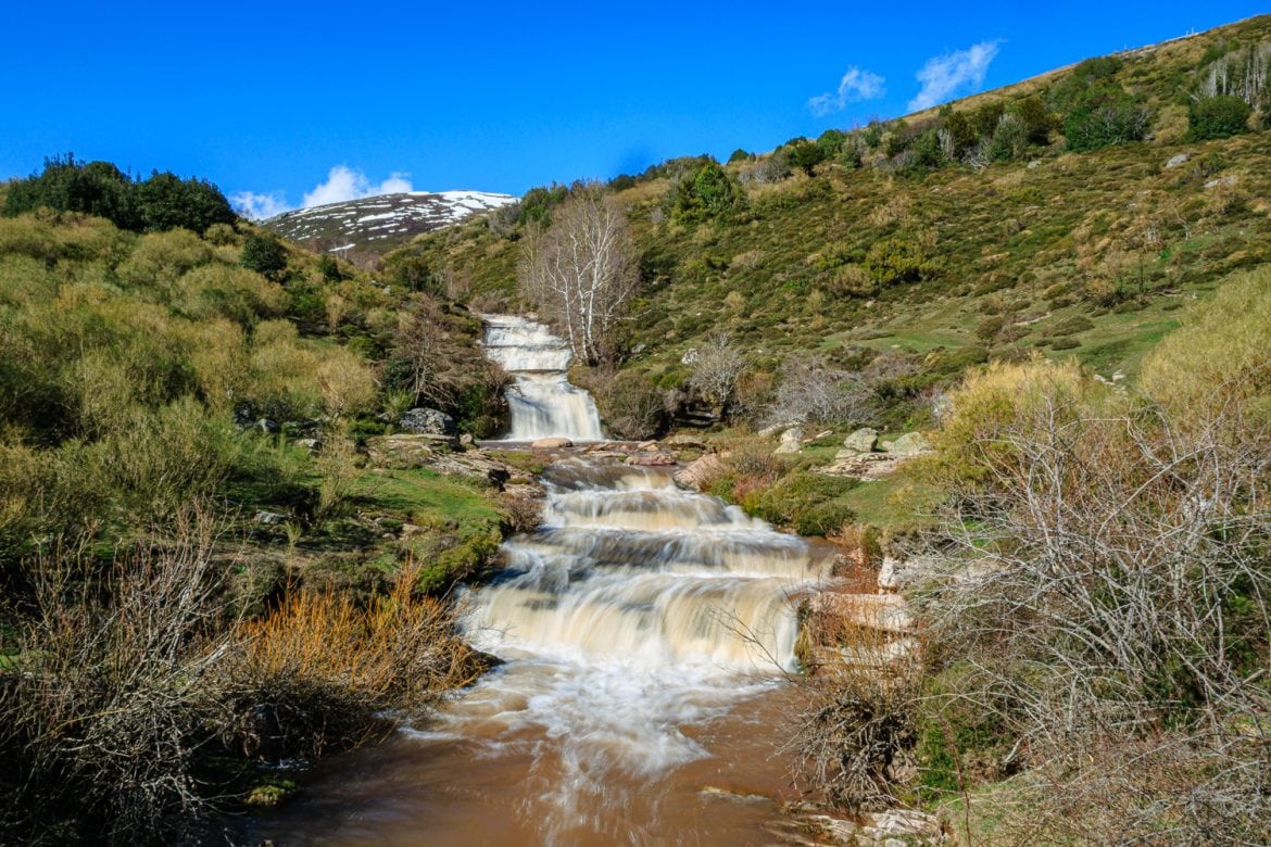 Las cascadas del río Cirezos en pleno deshielo.