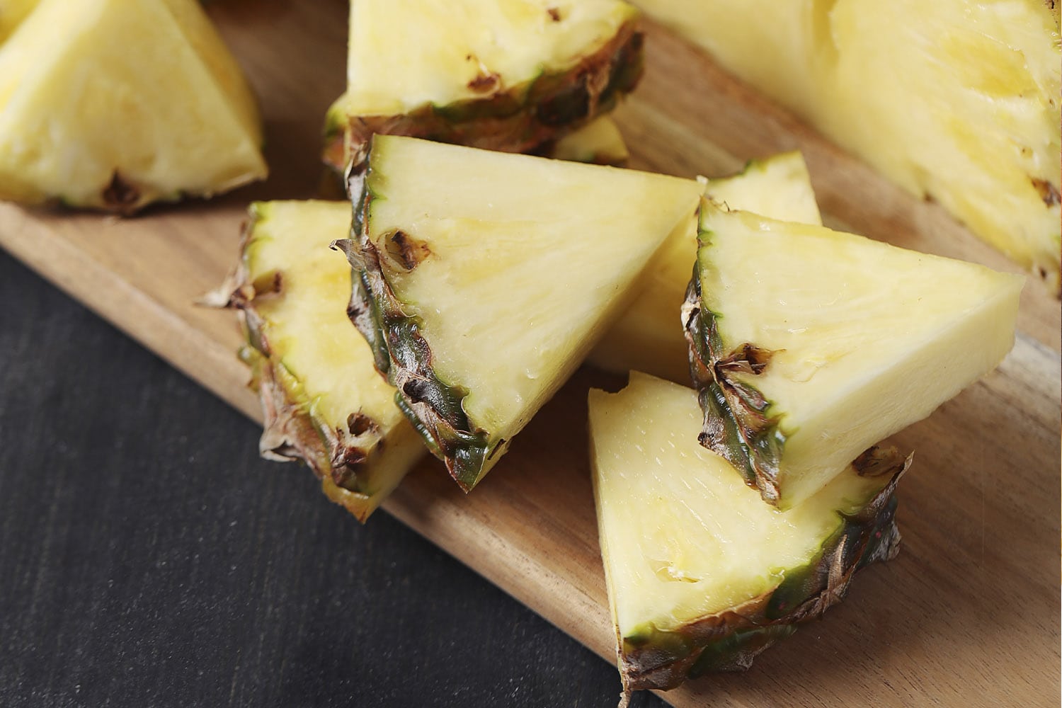 Las frutas como la piña puede entrar de manera ocasional en la dieta equilibrada de un perro
